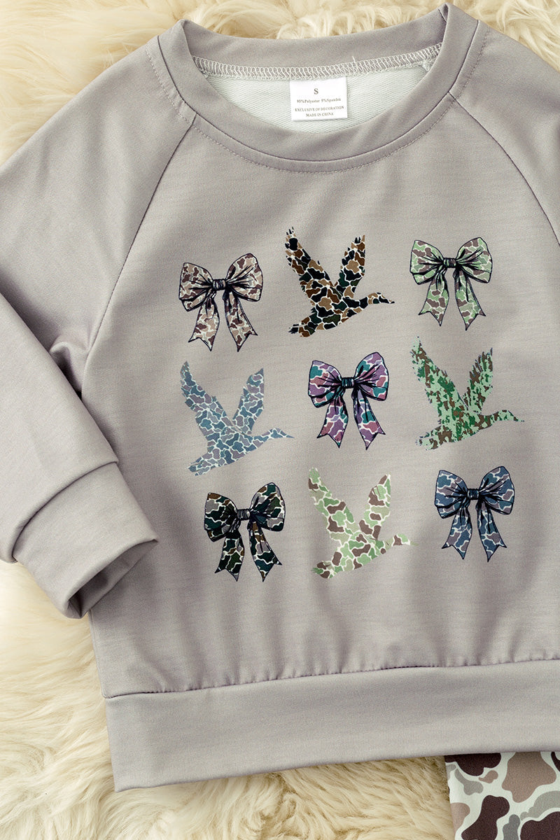 Gray duck & bow printed sweatshirt and camouflage bell bottoms. OFG61394 -S-