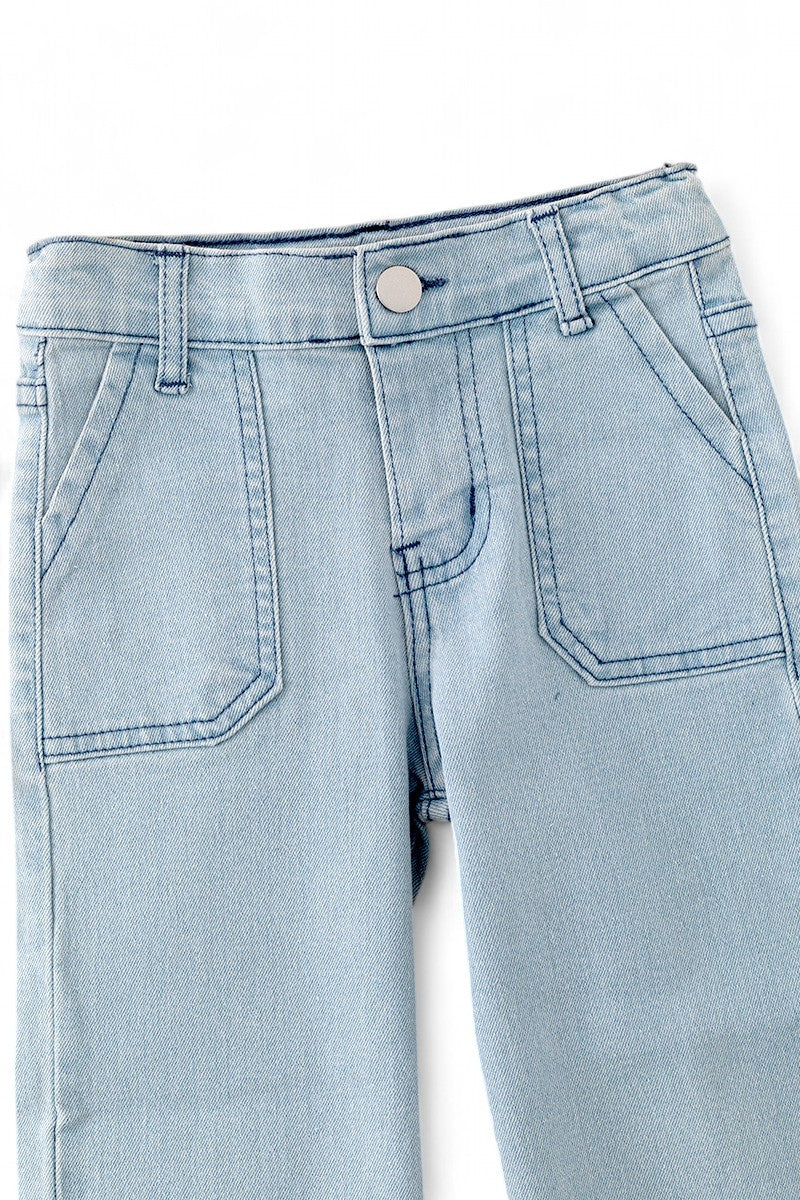 Straight cut relax fit pants.
