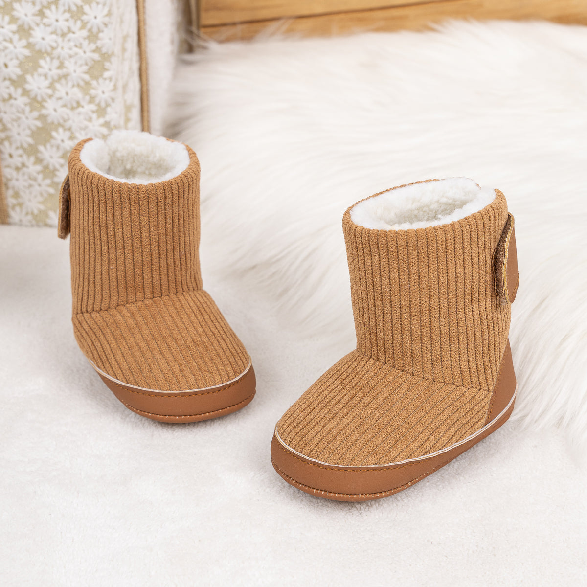 Inner sherpa ribbed baby boots. CG5406