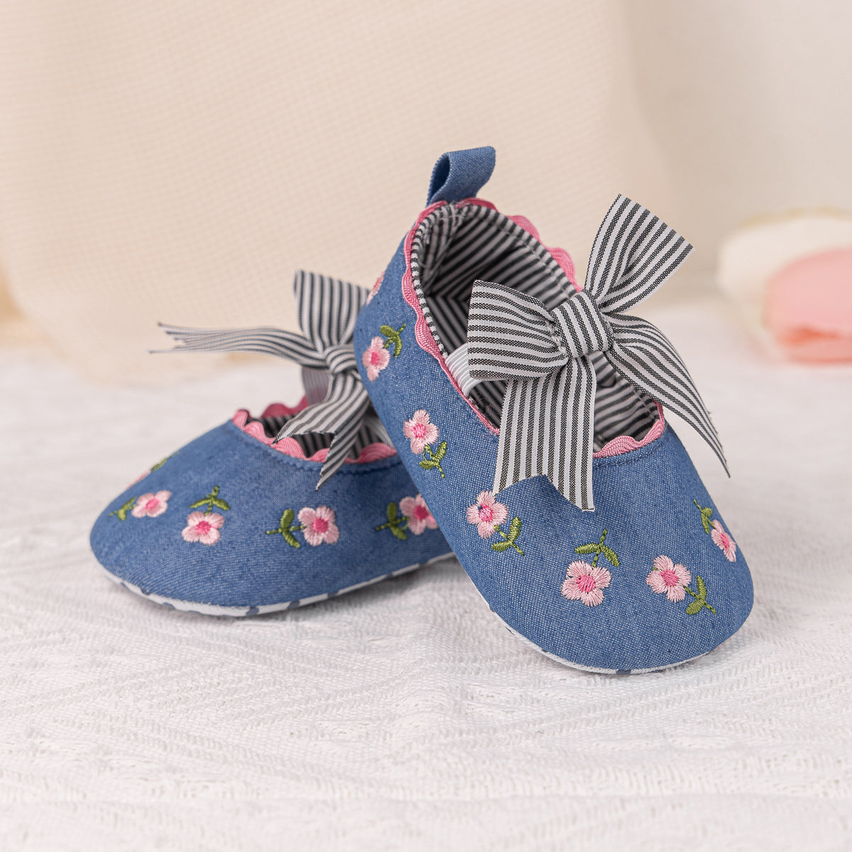 Embroidered girls baby shoes with front bow.