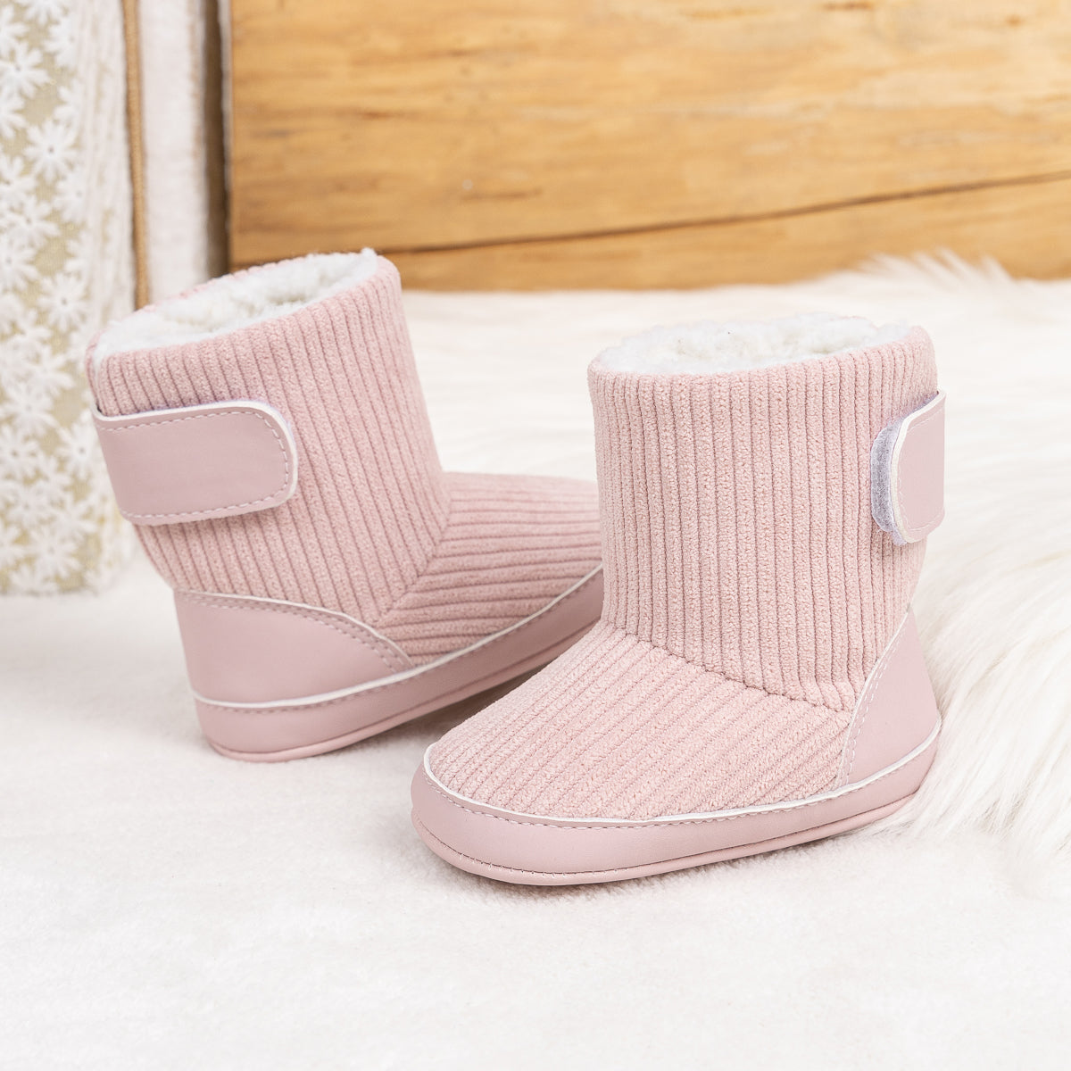 Inner sherpa ribbed baby boots. CG5406