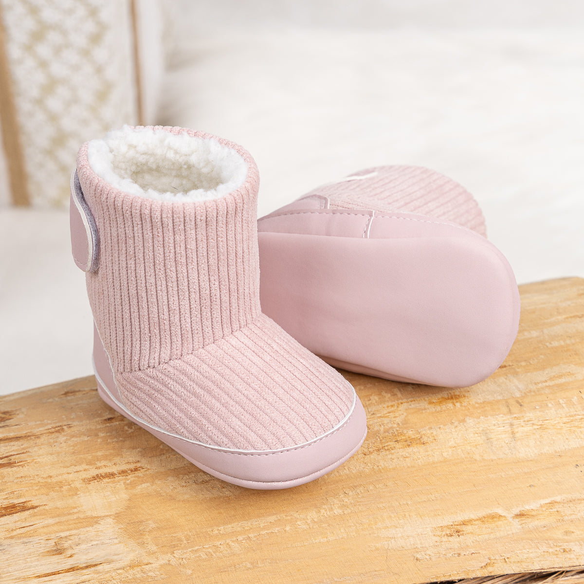 Inner sherpa ribbed baby boots. CG5406