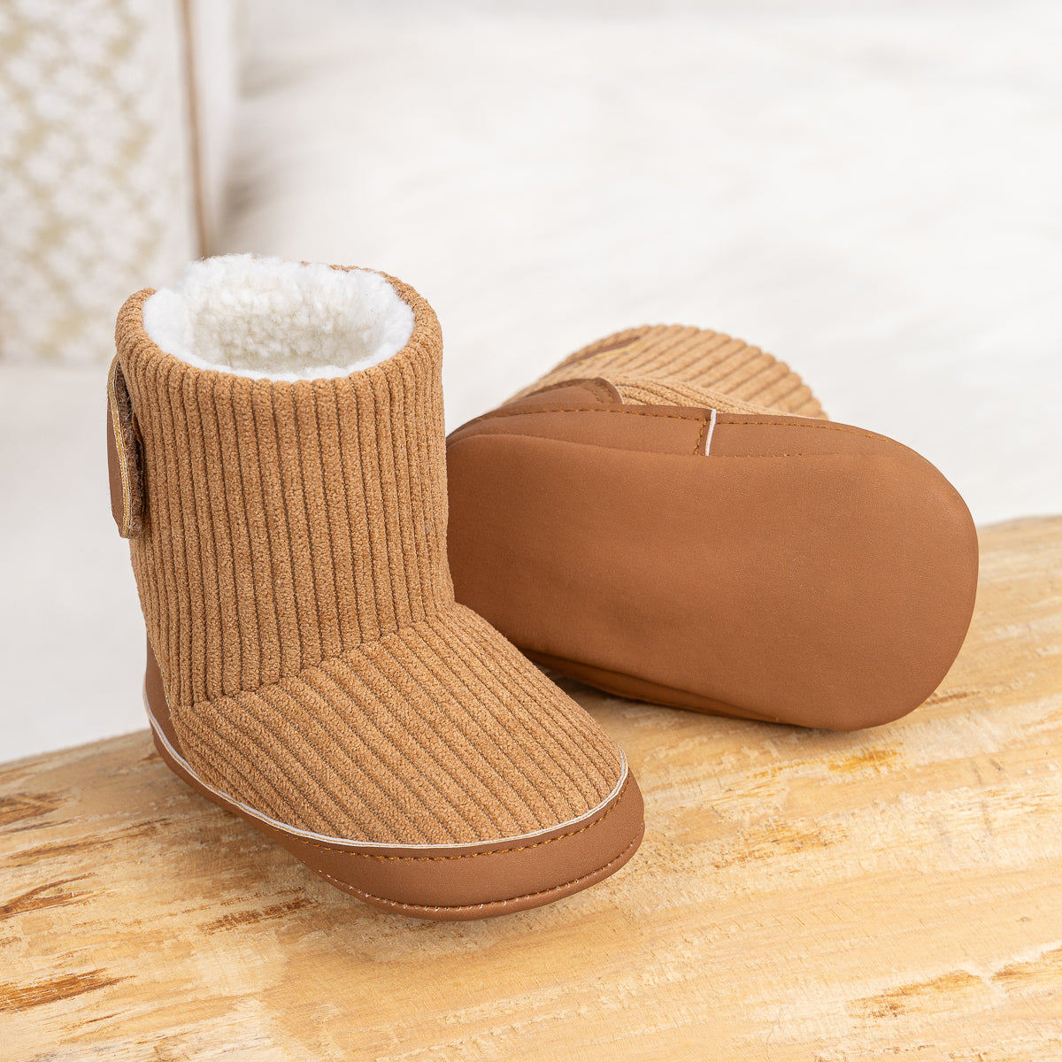Inner sherpa ribbed baby boots. CG5406