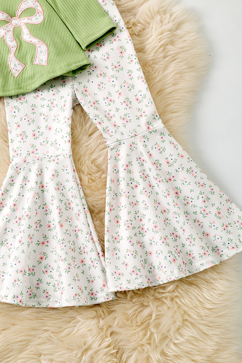 Green ribbed fabric tunic with floral applique bow and floral pants. OFG61403 Mon
