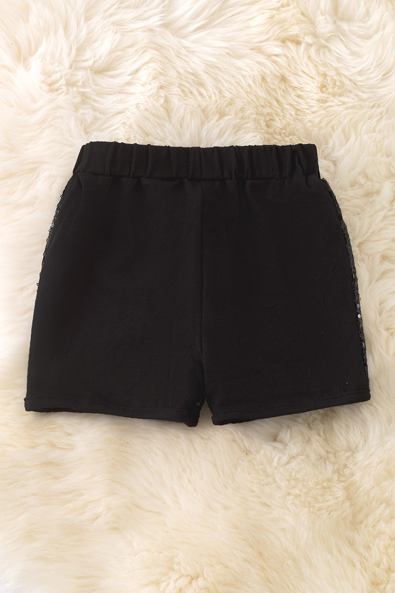 Girl front sequins shorts. Available in 3 colors.