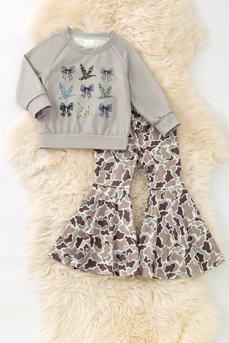 Gray duck & bow printed sweatshirt and camouflage bell bottoms. OFG61394 -S-