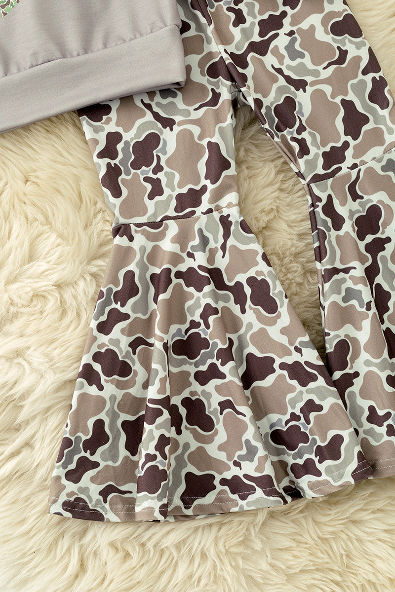 Gray duck & bow printed sweatshirt and camouflage bell bottoms. OFG61394 -S-