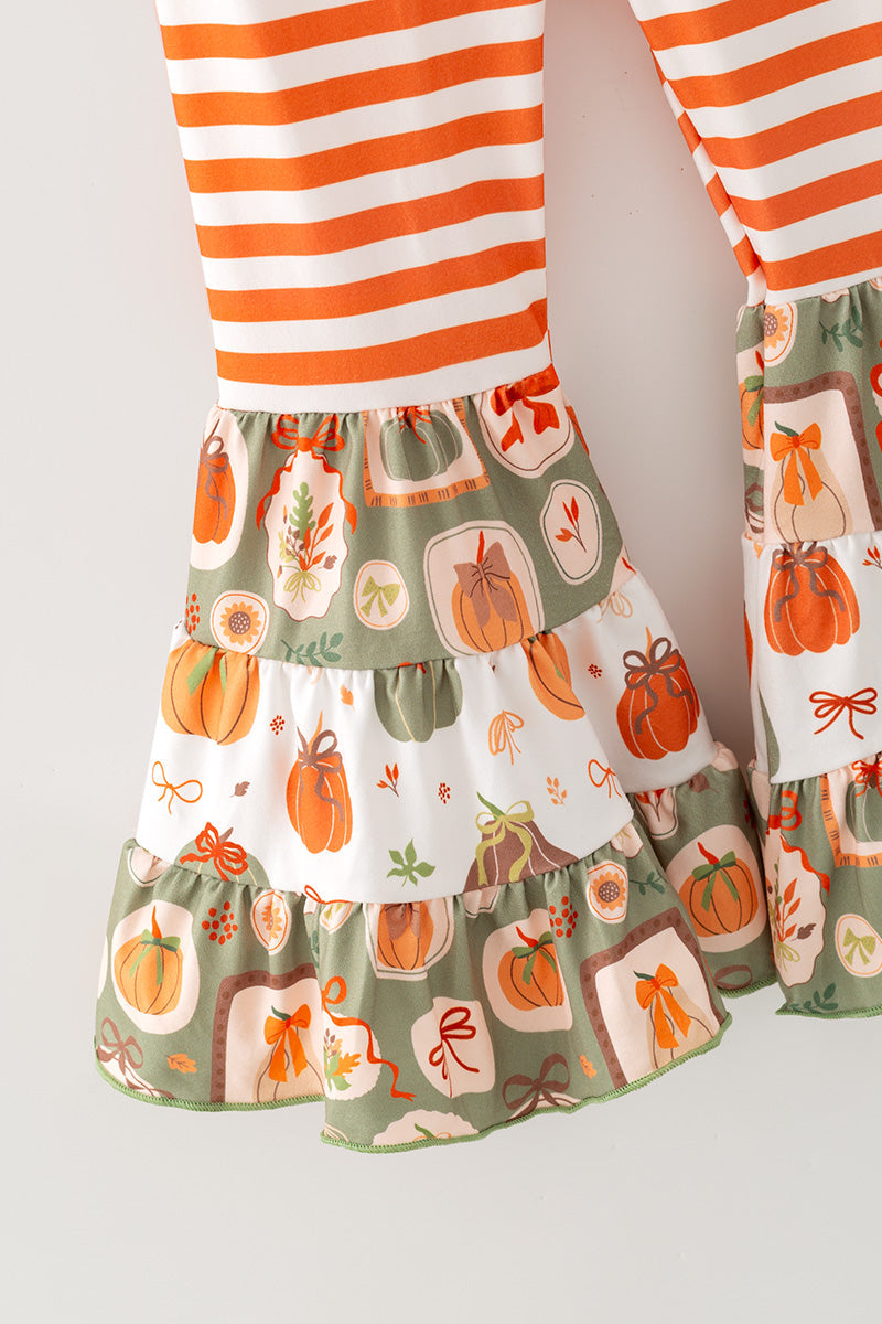 Orange tunic with printed pumpkins & stripe pockets & matching bell bottoms. OFG62383