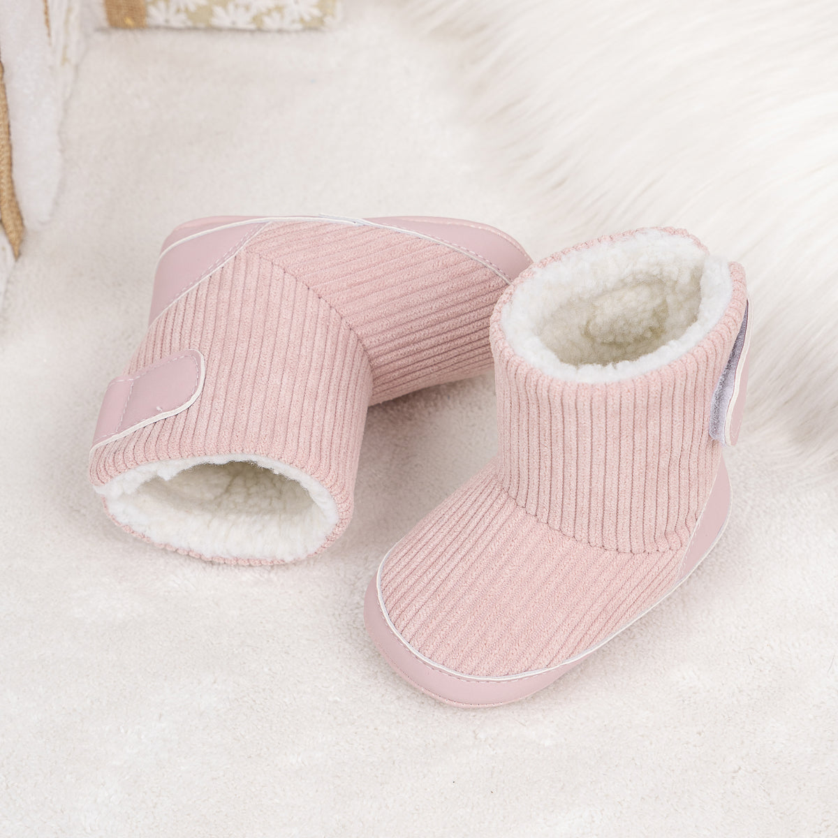 Inner sherpa ribbed baby boots. CG5406