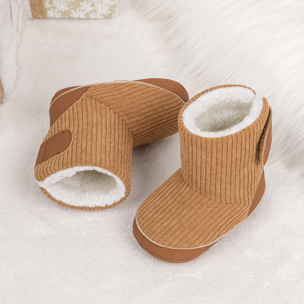 Inner sherpa ribbed baby boots. CG5406