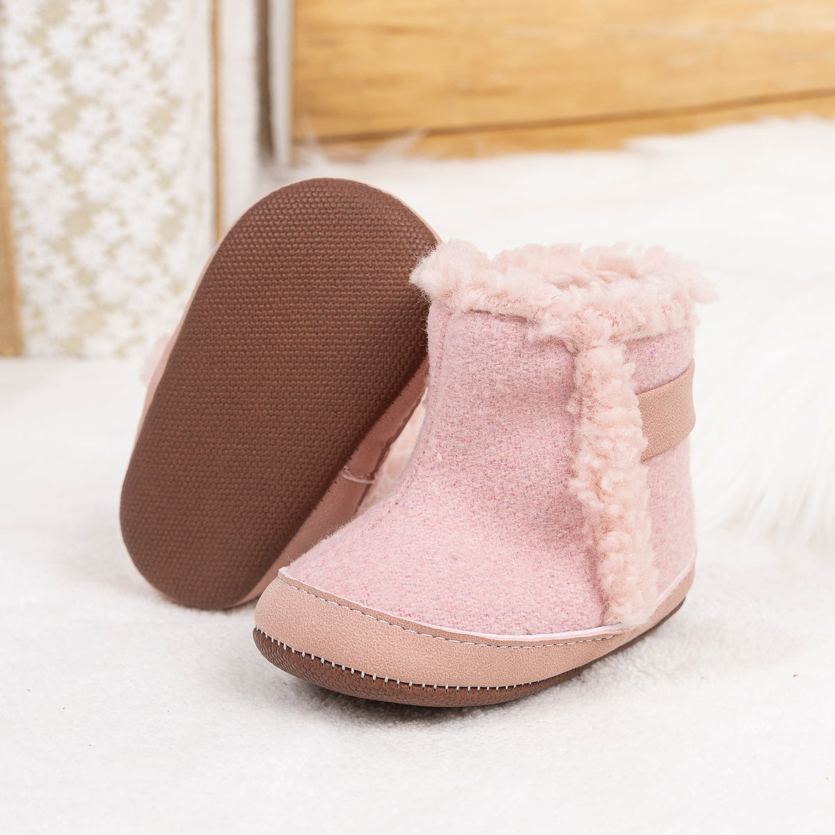 Inner sherpa ribbed baby boots. CG5406