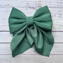 Load image into Gallery viewer, Super cute toddler bows with alligator clip.
