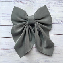 Load image into Gallery viewer, Super cute toddler bows with alligator clip.
