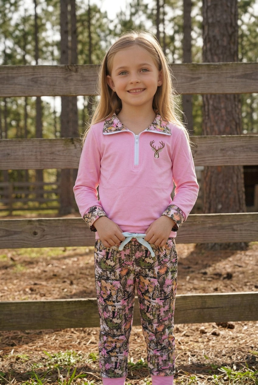 Pink sweatshirt with embroidered reindeer and camouflage pants with pockets. GLP0425-26-MON