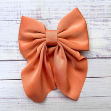 Load image into Gallery viewer, Super cute toddler bows with alligator clip.
