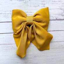 Load image into Gallery viewer, Super cute toddler bows with alligator clip.
