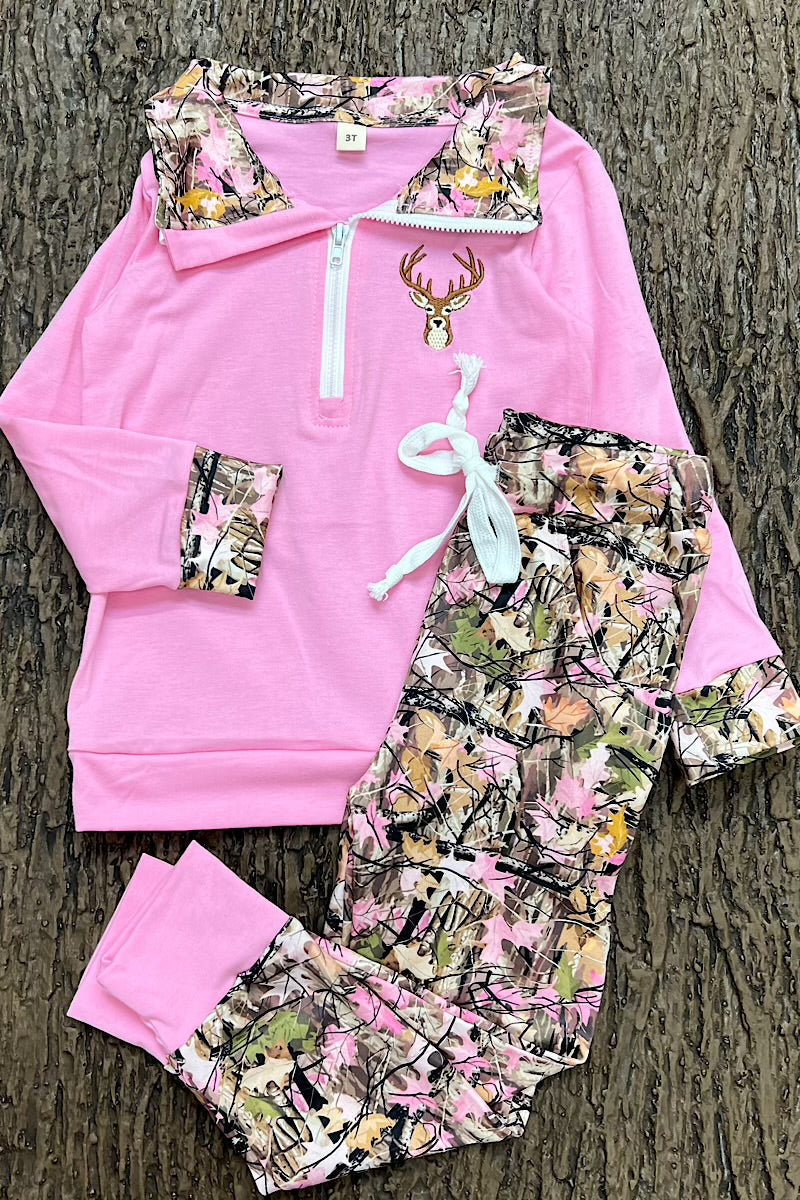 Pink sweatshirt with embroidered reindeer and camouflage pants with pockets. GLP0425-26-MON