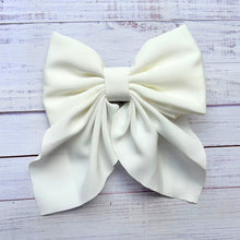 Load image into Gallery viewer, Super cute toddler bows with alligator clip.
